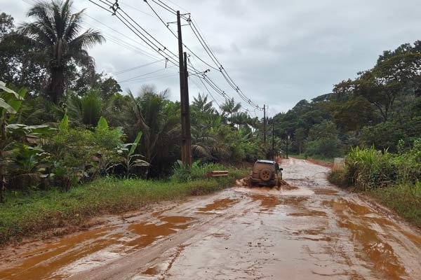 estrada de terra BR030 de Marau na lama