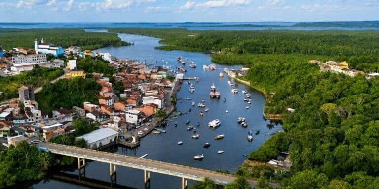 camamu pier e barcos